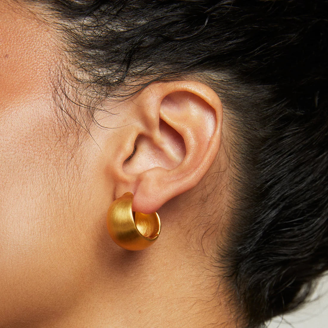 Flow Huggie Hoop Earrings in Gold